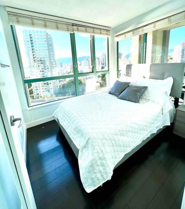 Stunning Ocean Apartment Vancouver Exterior photo