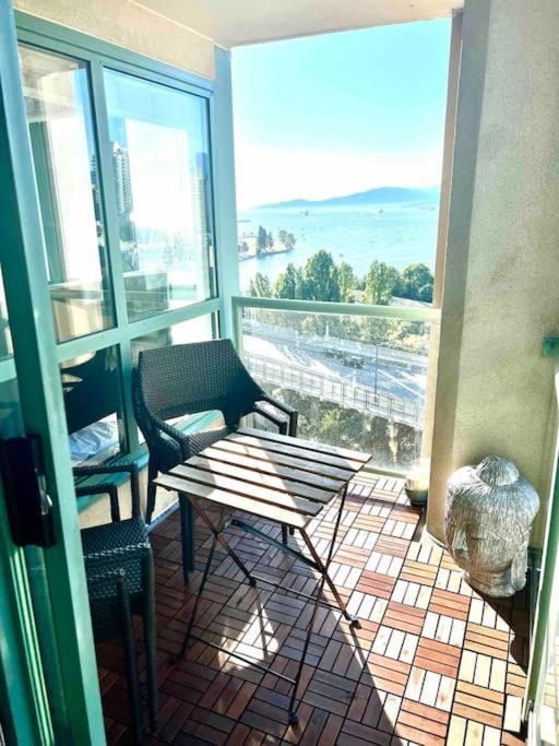 Stunning Ocean Apartment Vancouver Exterior photo
