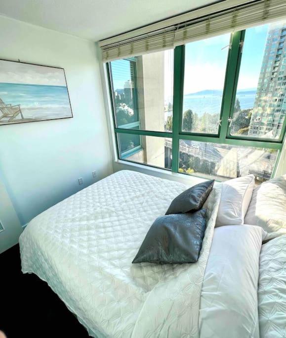 Stunning Ocean Apartment Vancouver Exterior photo