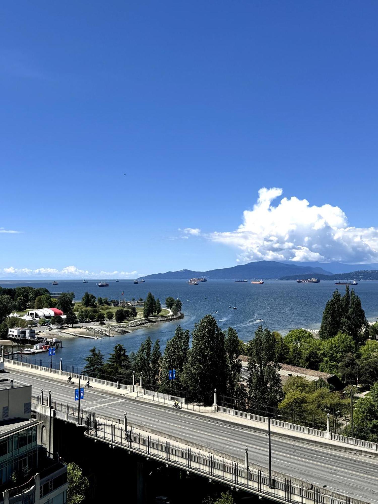 Stunning Ocean Apartment Vancouver Exterior photo