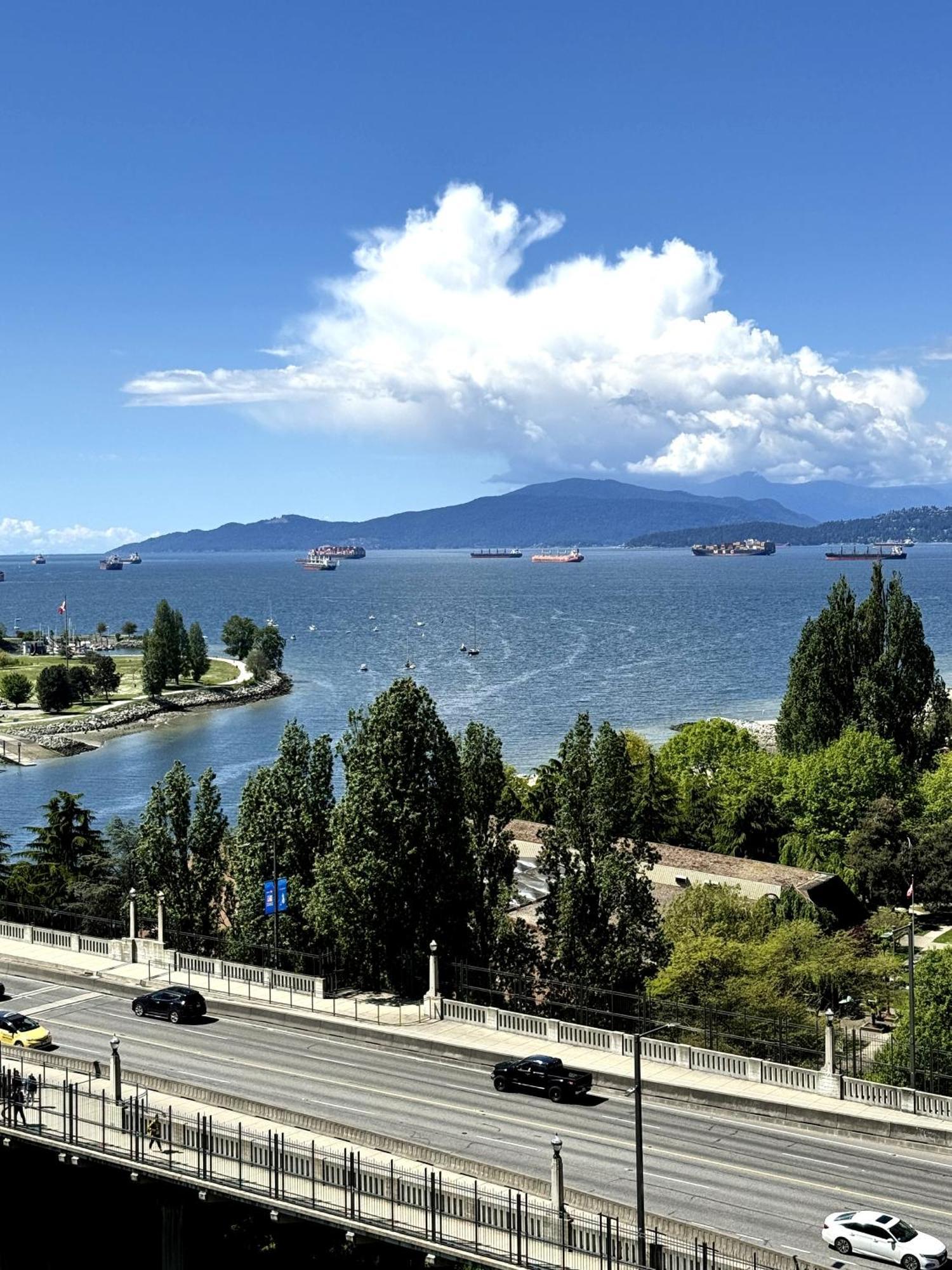 Stunning Ocean Apartment Vancouver Exterior photo